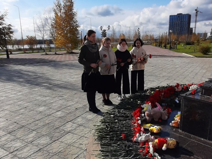 Обучающиеся и учителя школы 19 почтили память погибших в Ижевске