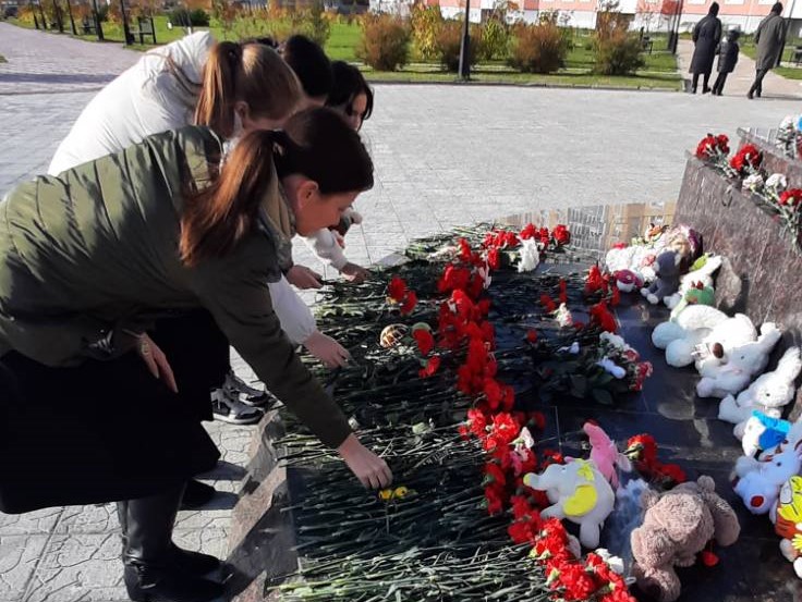 Обучающиеся и учителя школы 19 почтили память погибших в Ижевске.